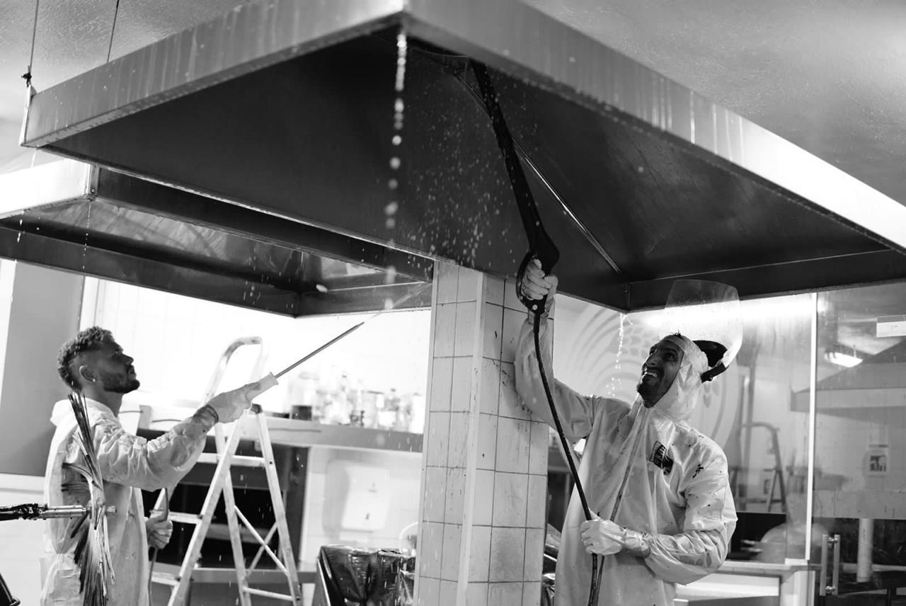 Equipe BrilhanteClean realizando limpeza de coifa